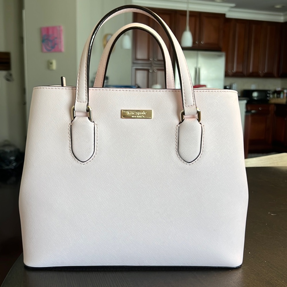 Light pink (shell) kate spade cow leather hand purse with shoulder strap.